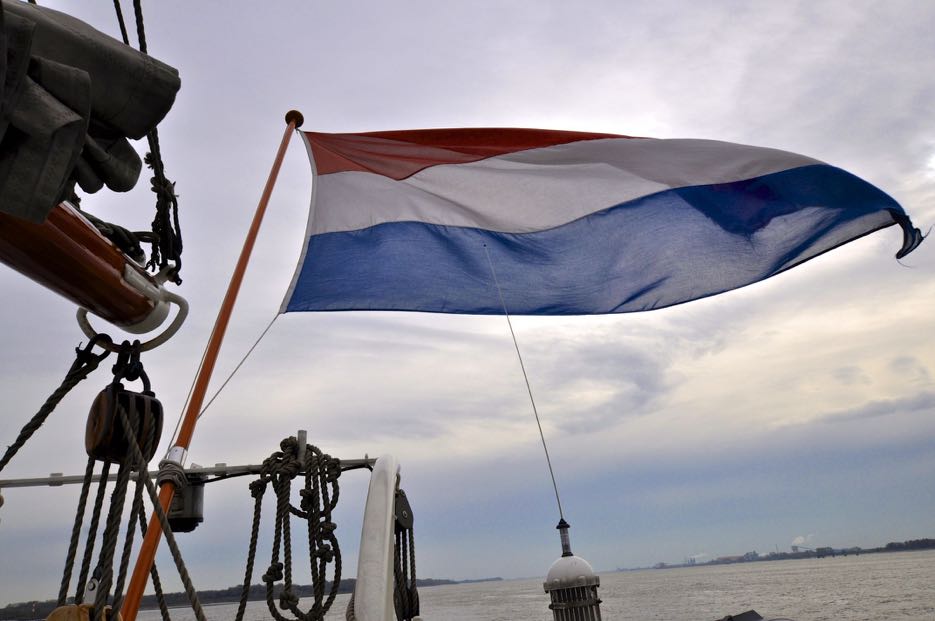 Der Dreimaster fährt unter niederländischer Flagge