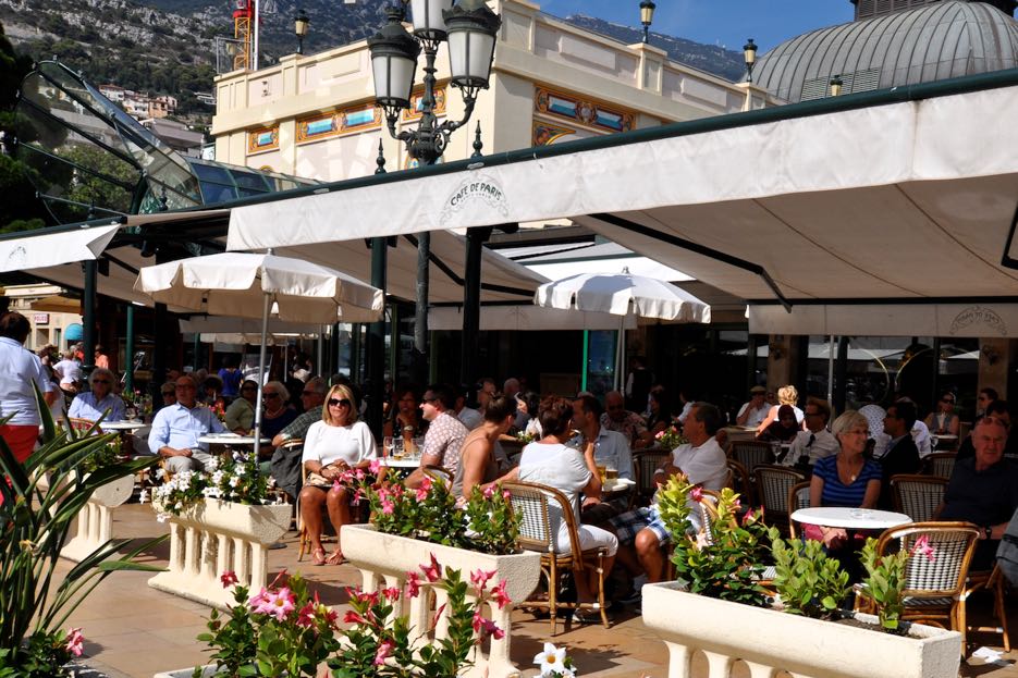 Das Cafe de Paris in Monaco mit Aussicht auf das Hotel de Paris und das Casino