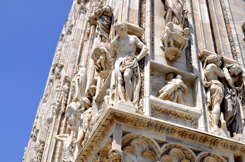 Rund 3000 kunstvoll gearbeitete Statuen schmücken den Dom