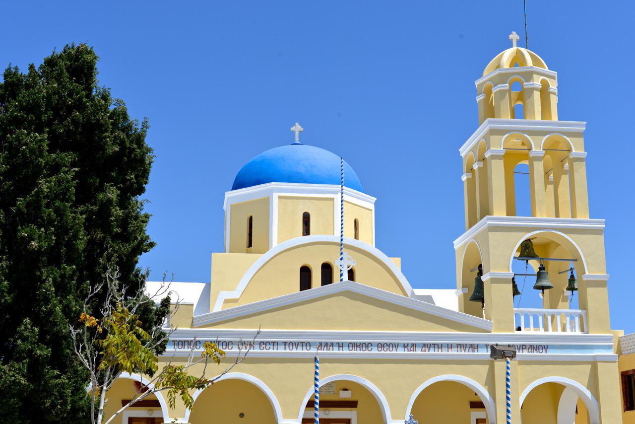 Griechische Kirche in den landes-typischen Farben