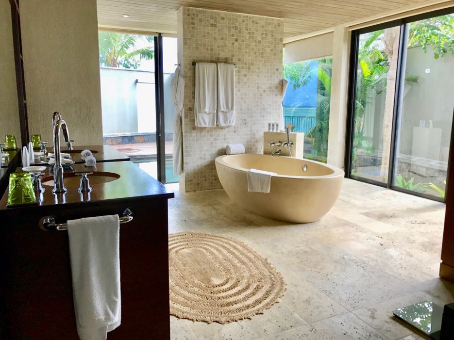 Größer als so manches normales Hotelzimmer: eines der Bäder in der St. Regis Villa auf Mauritius.