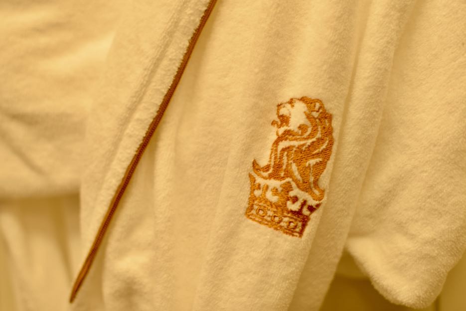 Ritz-Carlton Bademantel: Der Löwe und die Krone unterstreichen den exklusiven Anspruch.